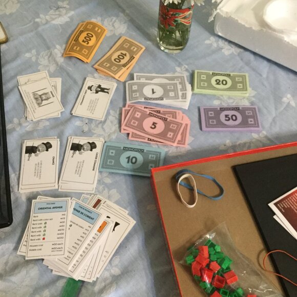 Monopoly all pieces are there English and French cards are both there excellent - Picture 4 of 8